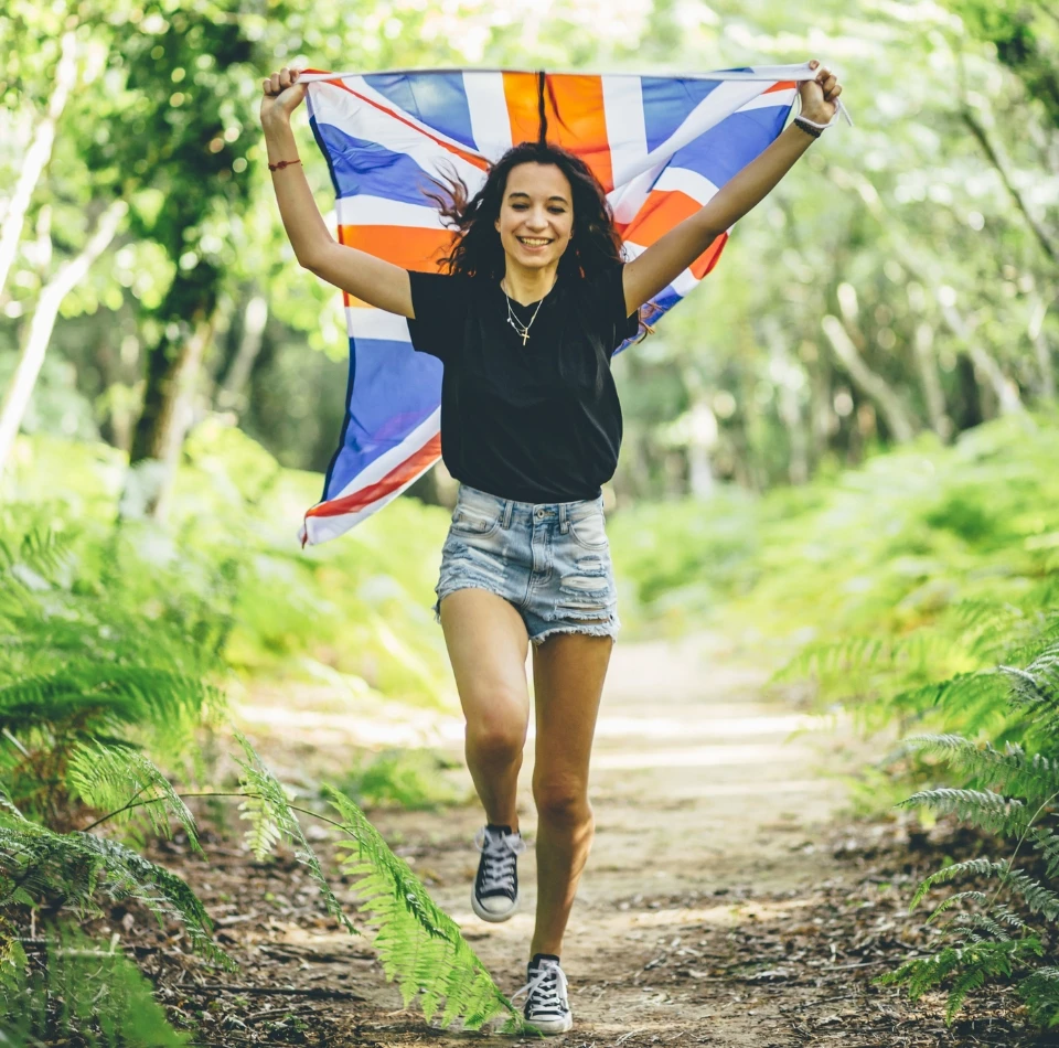 Kobieta biegnąca z flagą Anglii na plecach
